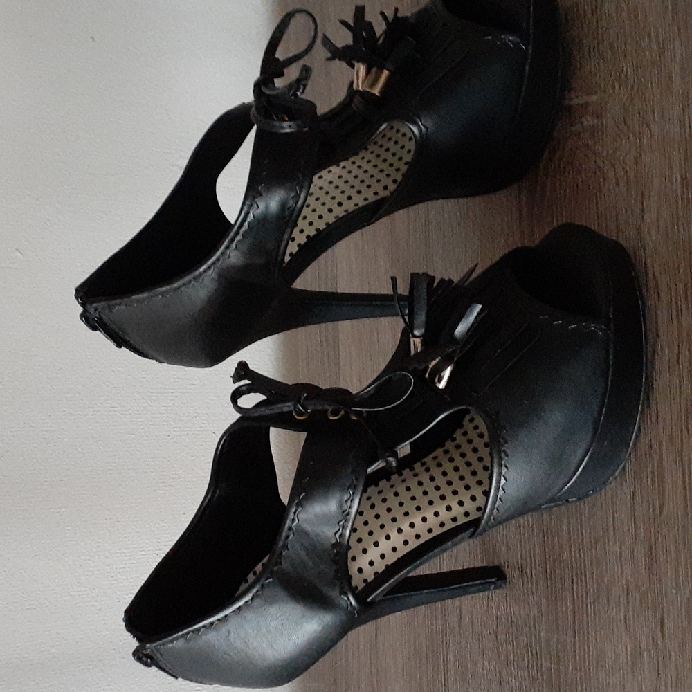 JustFab size 10 black leather lace up heels